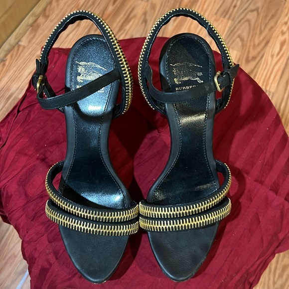 Burberry ball with gold design sandal hardly worn size 39 - Picture 1 of 5